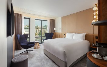 Junior Suite, with city view - with 1 double bed and a pull-out sofa: Photo 1