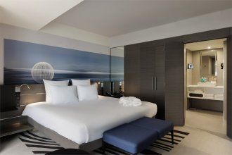 Family Room with a double bed and a sofa, city view: Photo 1