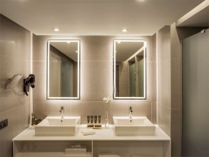 Suite with Double Bed and Sofa, city view: Photo 6