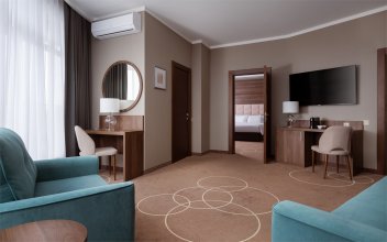 Family Room with a large double bed, an armchair bed and a sofa bed: Photo 3