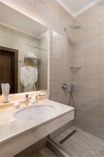 Deluxe Room with Balcony and Pool View - with Double Bed: Photo 5