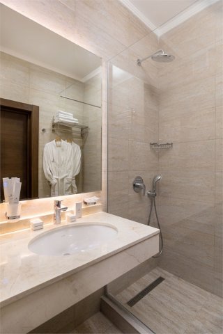Deluxe Room with Balcony and Pool View - with Double Bed: Photo 5