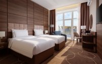 Deluxe Room with Balcony and Pool View - with 2 Single Beds: Photo 7