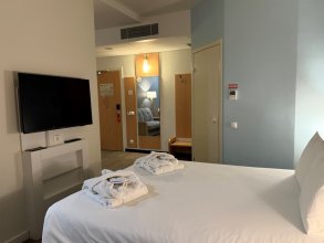 Superior Room - with a double bed and a sofa: Photo 9