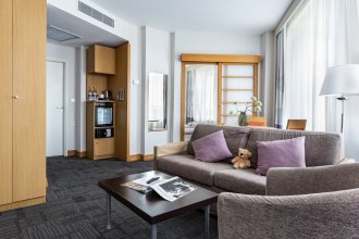 Suite with a double bed and a sofa: Photo 4