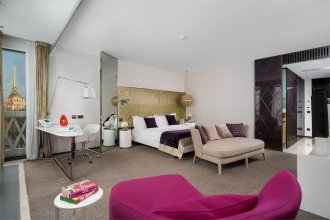 Junior Suite SO Club with panoramic view of Voznesensky Prospekt – with a large double bed: Photo 1