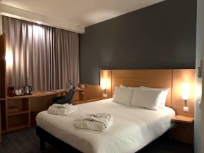 Superior Room - with a double bed and a sofa: Photo 5