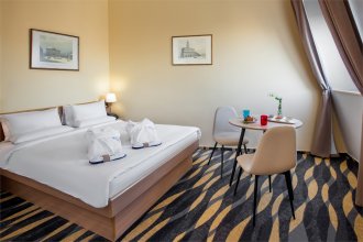 Executive room with panoramic city view - with double bed and sofa bed: Photo 1
