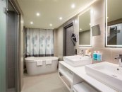 Suite with Double Bed and Sofa, atrium view: Photo 4