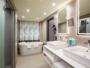 Suite with Double Bed and Sofa, atrium view: Photo 2