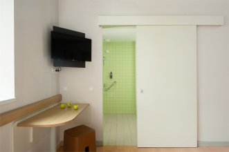 Standard room, for people with limited mobility – a double bed with an upper tier: Photo 9