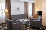 Suite room with living room - with large bed, sofa bed and sofa: Photo 7