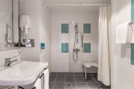Standard room with a double bed for people with limited mobility: Photo 5