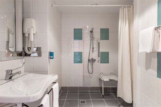Standard room with a double bed for people with limited mobility: Photo 4