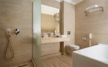 Premium Family Room with Double Bed, Single Bed and Sofa: Photo 5
