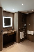Номер Люкс для маломобильных - с двуспальной кроватью: Фотография 8