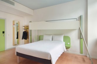 Standard room, for people with limited mobility – a double bed with an upper tier: Photo 8