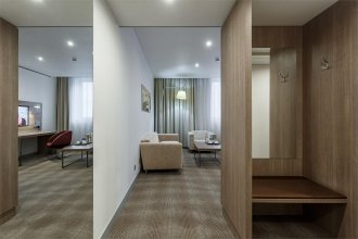 Suite with Double Bed and Sofa: Photo 7
