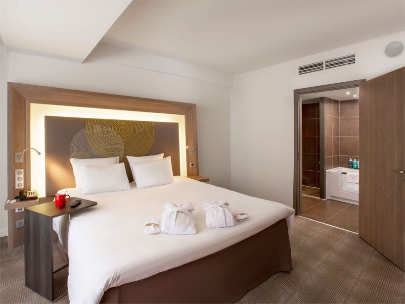 Family Room, for people with limited mobility - with a double bed, city view