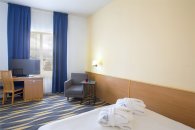 Standard room for people with disabilities - with double bed and sofa: Photo 7