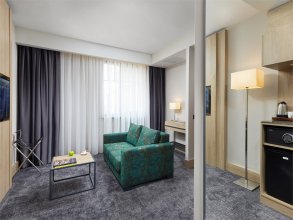 Suite with Double Bed and Sofa: Photo 1