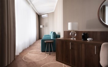 The Junior Room Great has a large double bed, an armchair bed and a sofa bed: Photo 3