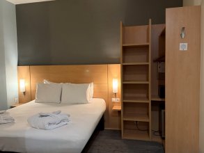 Superior Room - with a double bed and a sofa: Photo 11
