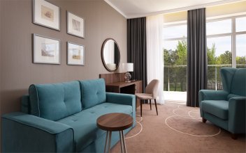 Executive Suite Great Room with Double Bed, Two Single Beds: Photo 3