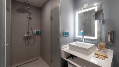 Номер Люкс, с видом на реку - с двуспальной кроватью и диваном: Фотография 6