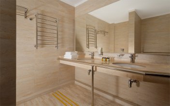 Deluxe + Room with 2 Single Beds (room for people with disabilities): Photo 1
