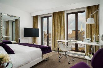 SO Urban Standard Room with a view of the rooftops of the city – with a large double bed: Photo 3