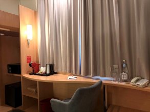 Superior Room - with a double bed and a sofa: Photo 6