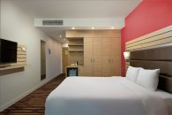 Classic room, with a view of the city - with a double bed: Photo 5