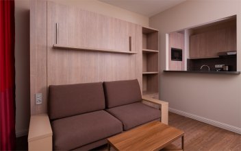 Номер Студия с двуспальной кроватью-трансформером: Фотография 3