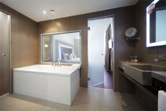 Suite with Double Bed and Sofa: Photo 9