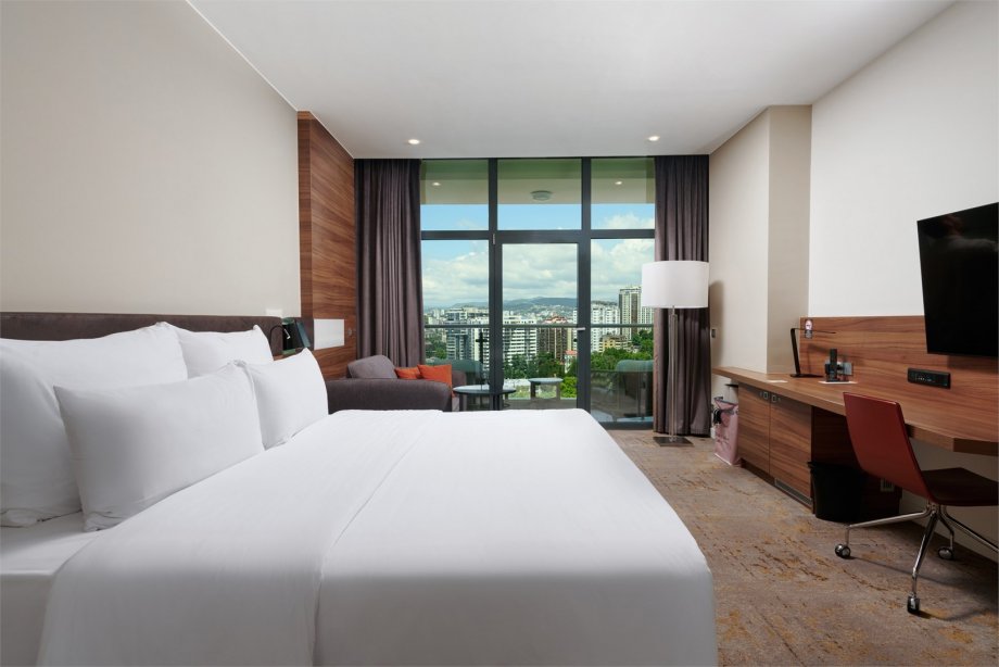 Executive room on the club floor, with a view of the city – with a double bed