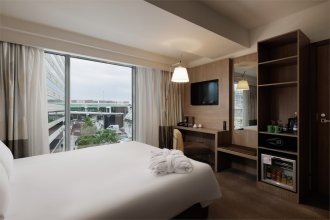 Superior Room with a Queen bed, city view: Photo 1