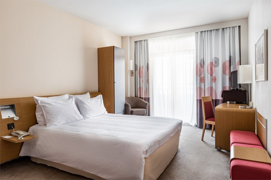 Standard room with a double bed for people with limited mobility