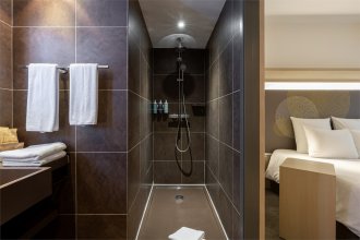 Executive Room with a double bed, atrium view: Photo 7