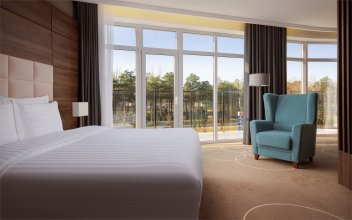 This apartment has 2 bedrooms, a dining area, a kitchen and 2 balconies with pool views.: Photo 2