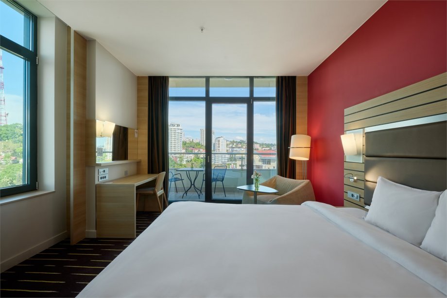 Privilege room with a balcony and a view of the city - with a double bed