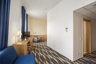 Standard room for people with disabilities - with double bed and sofa: Photo 3