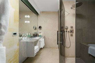 Deluxe room overlooking Voznesensky Prospekt – with a large double bed: Photo 4