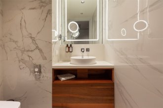 Superior Suite, with city view - with 1 double bed and a sofa: Photo 7