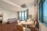 Suite Room with a Balcony and sea View - with a large double bed and sofa: Photo 6