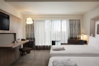 Standard Twin Room with 2 single beds, city view: Photo 5