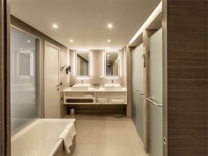 Suite with Double Bed and Sofa, city view: Photo 5
