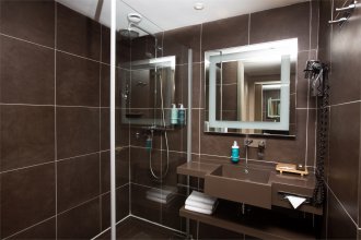 Standard Twin Room with 2 single beds, city view: Photo 5
