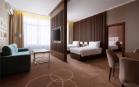 Executive Suite with a double bed, two single beds and a sofa bed: Photo 8