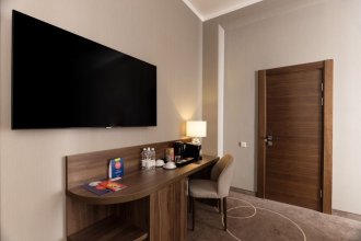 Executive Suite Great Room with Double Bed, Two Single Beds: Photo 5